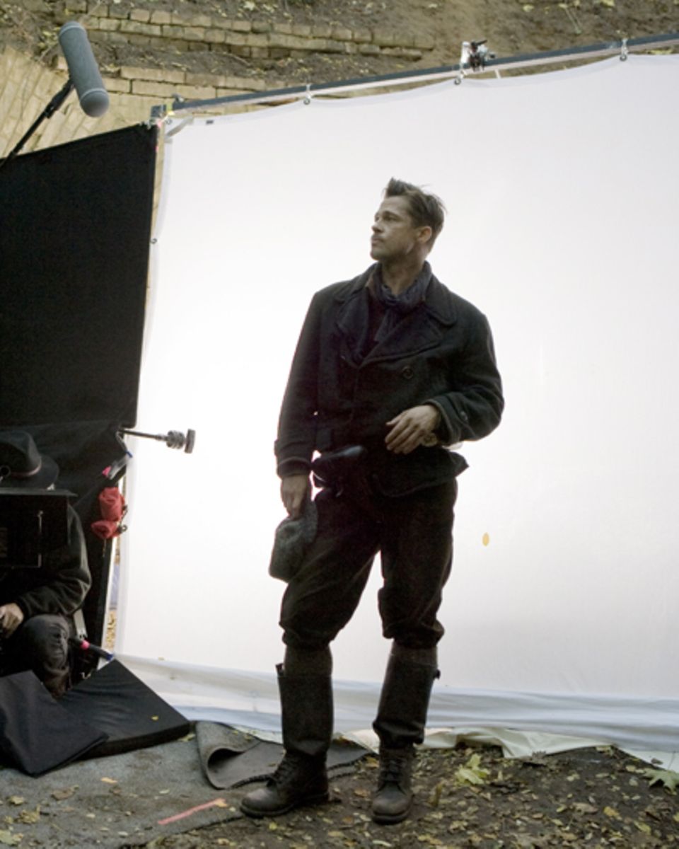 Inglourious Basterds (2009): An die Zusammenarbeit mit Brad Pitt (hier im Kostüm von Nazi-Jäger Aldo Raine) und Regisseur Quenti Inglourious Basterds (2009): An die Zusammenarbeit mit Brad Pitt (hier im Kostüm von Nazi-Jäger Aldo Raine) und Regisseur Quenti