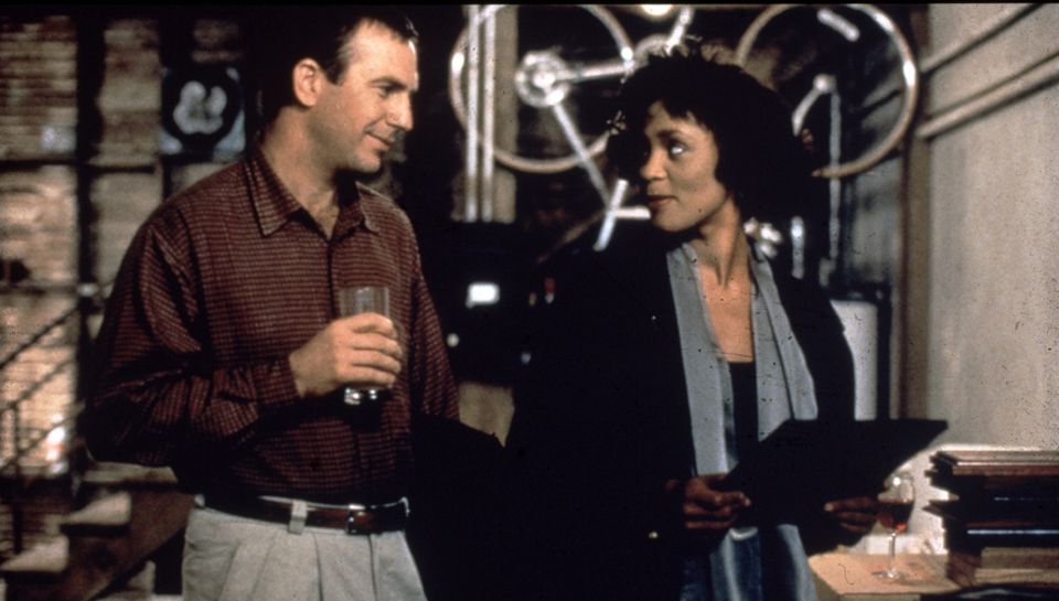 Einer der Höhepunkte ihrer Karriere: In "Bodyguard" spielte Whitney eine Sängerin, die sich in ihren Leibwächter (Kevin Costner) Einer der Höhepunkte ihrer Karriere: In "Bodyguard" spielte Whitney eine Sängerin, die sich in ihren Leibwächter (Kevin Costner)