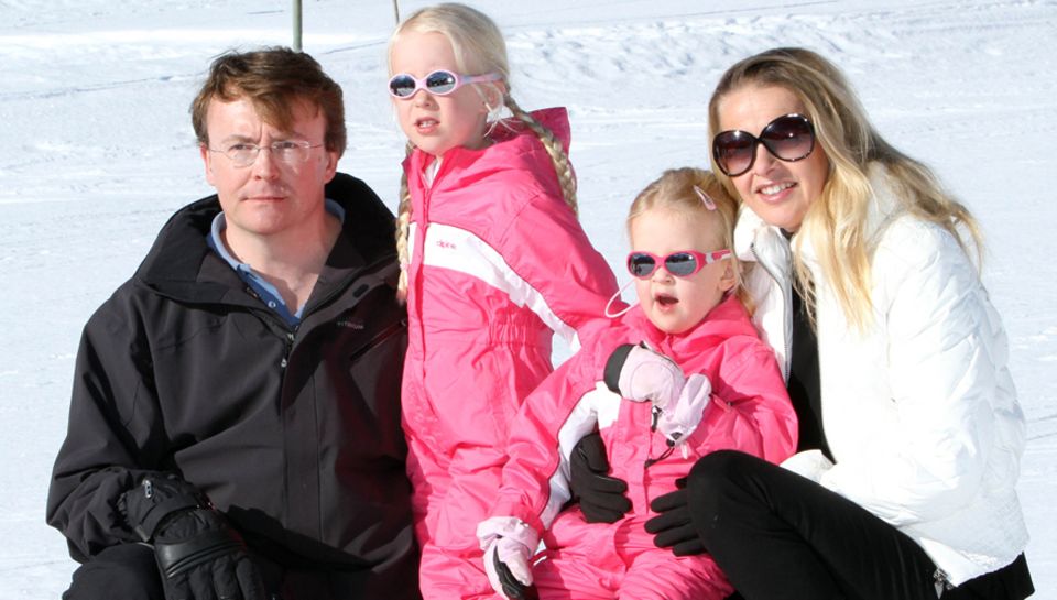 Vor genau einem Jahr: Prinz Johan Friso in Lech mit seinen Töchtern Luana, 6 (l.), und Zaria, 5, sowie Ehefrau Mabel, 43.