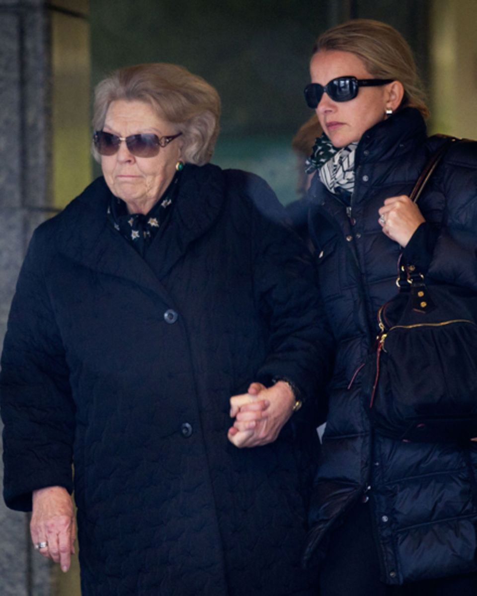 Von den Ereignissen gezeichnet: Königin Beatrix, 74, mit Johan Frisos Frau Mabel auf dem Weg in die Innsbrucker Klinik. Von den Ereignissen gezeichnet: Königin Beatrix, 74, mit Johan Frisos Frau Mabel auf dem Weg in die Innsbrucker Klinik.