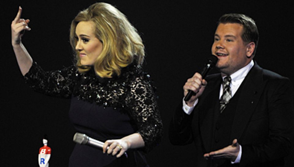 Wütend über die Unterbrechung von Moderator James Corden zeigt Adele ihren Mittelfinger Wütend über die Unterbrechung von Moderator James Corden zeigt Adele ihren Mittelfinger