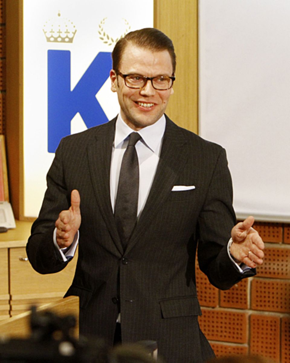 Der stolze Papa zeigt der Öffentlichkeit, wie groß seine kleine Prinzessin ist. Der stolze Papa zeigt der Öffentlichkeit, wie groß seine kleine Prinzessin ist.