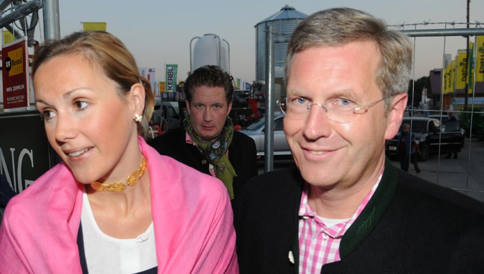 Der Mann im Hintergrund:Bettina und Christian Wulff mit Groenewold auf dem Oktoberfest 2008. Der Filmfinanzier hatte das Ehepaar Der Mann im Hintergrund:Bettina und Christian Wulff mit Groenewold auf dem Oktoberfest 2008. Der Filmfinanzier hatte das Ehepaar