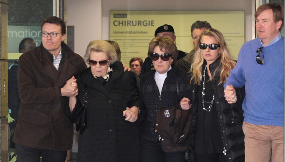 Hollands Royals verlassen die Klinik in Innsbruck (v. l.): Prinz Constantijn, Königin Beatrix, Prinzessin Margriet (die Schweste