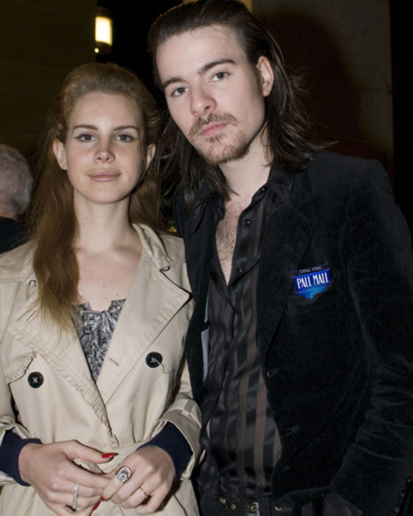 Lange galt die Sängerin als Single, doch bei der Londoner Fashion Week zeigte sie sich erstmalig mit ihrem Freund Barrie-James O Lange galt die Sängerin als Single, doch bei der Londoner Fashion Week zeigte sie sich erstmalig mit ihrem Freund Barrie-James O