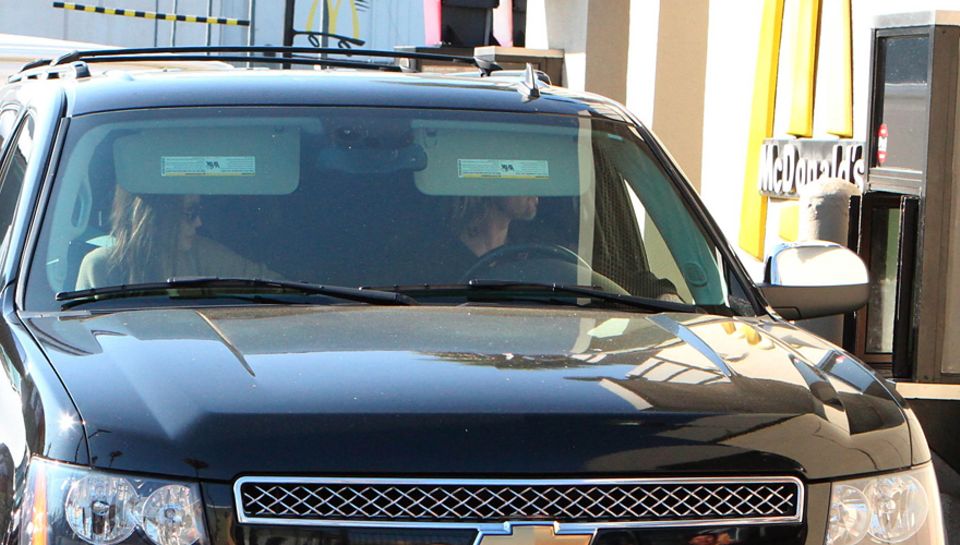 Angelina Jolie und Brad Pitt machen bei McDonald's Halt. Angelina Jolie und Brad Pitt machen bei McDonald's Halt.