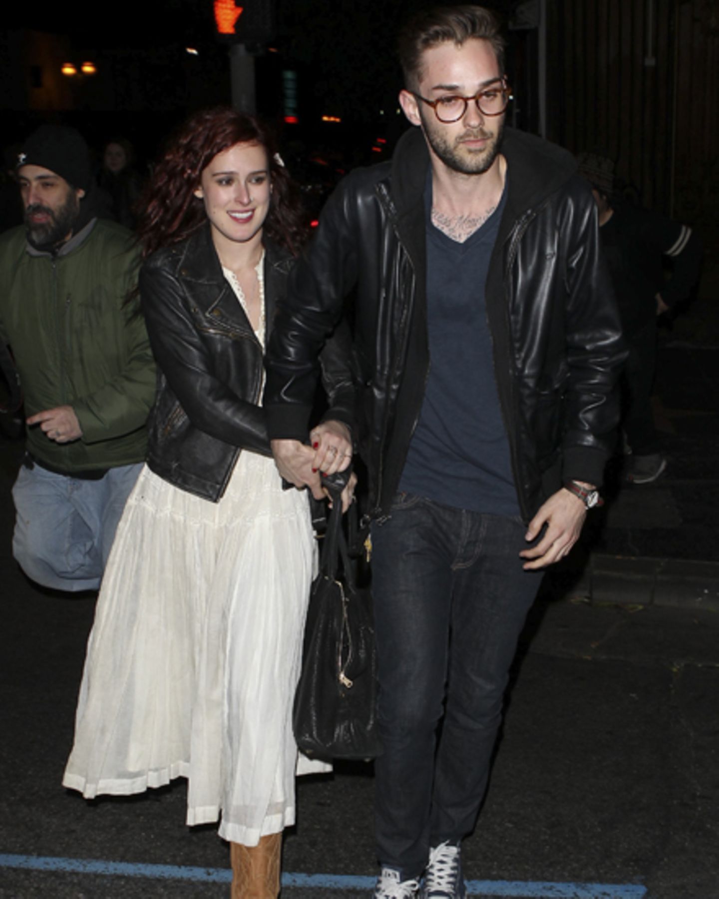 Rumer Willis verlässt mit einem Freund nach ihrem Konzert glücklich eine Bar in Los Angeles. Rumer Willis verlässt mit einem Freund nach ihrem Konzert glücklich eine Bar in Los Angeles.