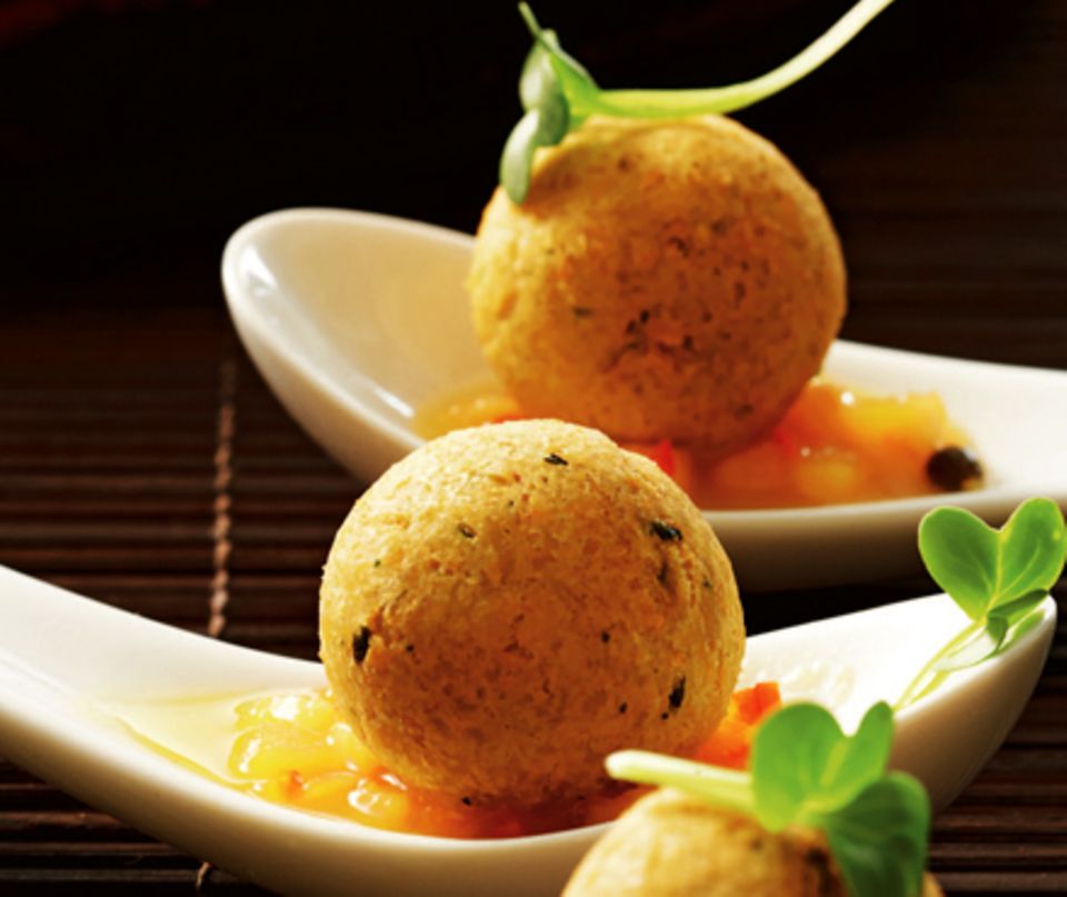 Kichererbsen-Bällchen mit Papaya-Chili-Chutney Kichererbsen-Bällchen mit Papaya-Chili-Chutney