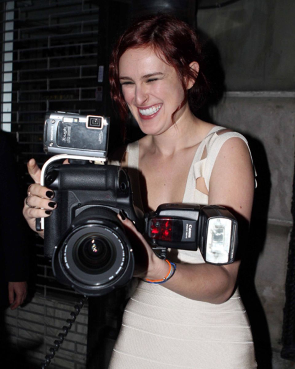 Rumer albert mit der Kamera eines Paparazzo herum. Seitdem ihre Mutter wieder in Los Angeles ist zeigen sich Demis Töchter auffa Rumer albert mit der Kamera eines Paparazzo herum. Seitdem ihre Mutter wieder in Los Angeles ist zeigen sich Demis Töchter auffa