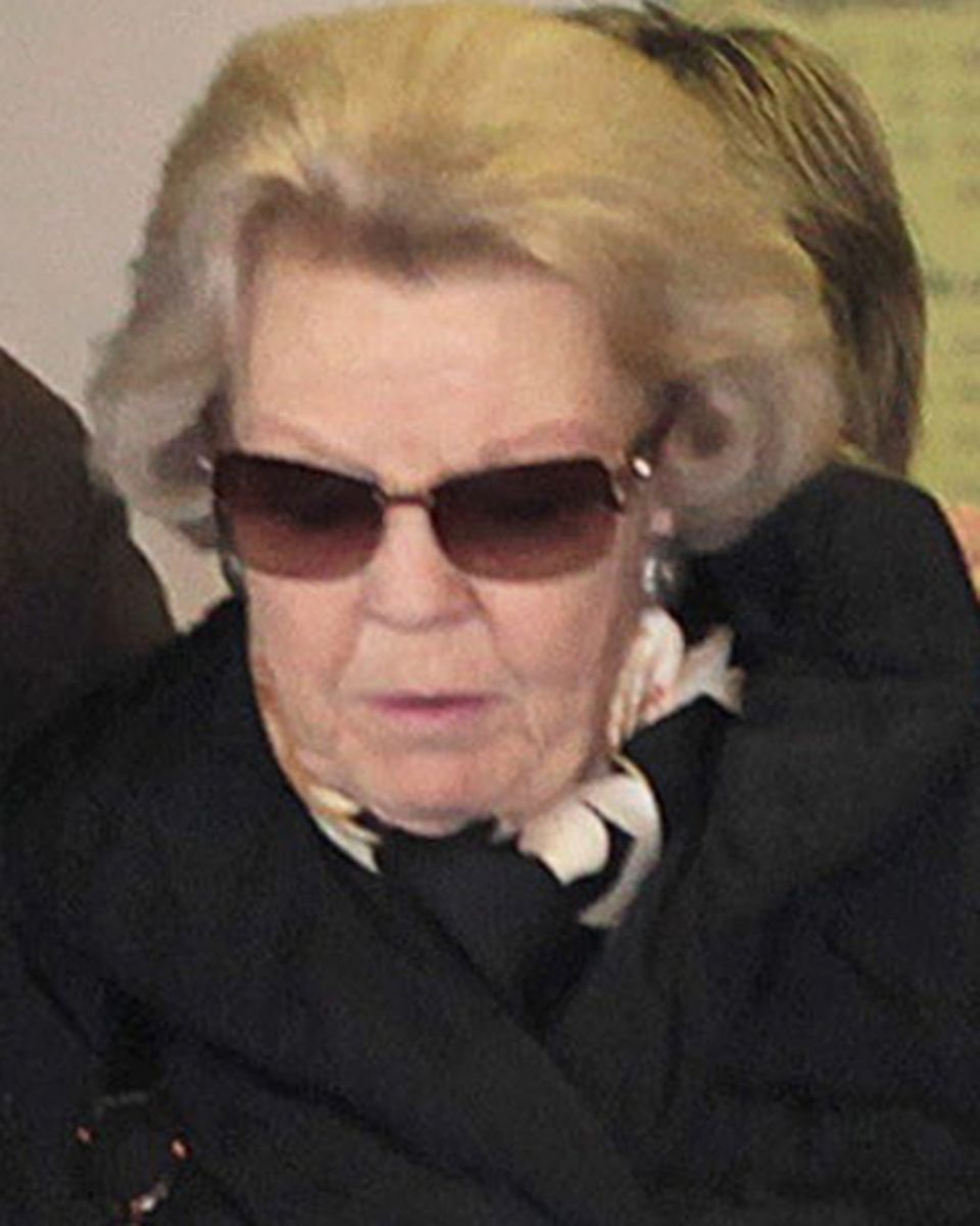 Die Gesichtszüge angespannt, der Blick gesenkt: Die Trauer um ihren Sohn Prinz Friso ist Königin Beatrix deutlich anzusehen.