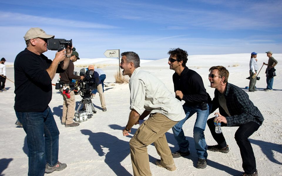 Die Jungs haben Spaß: George Clooney, Grant Heslov und Ewan McGregor (v. l.) beim Dreh zu
"Männer, die auf Ziegen starren". Hesl Die Jungs haben Spaß: George Clooney, Grant Heslov und Ewan McGregor (v. l.) beim Dreh zu
"Männer, die auf Ziegen starren". Hesl