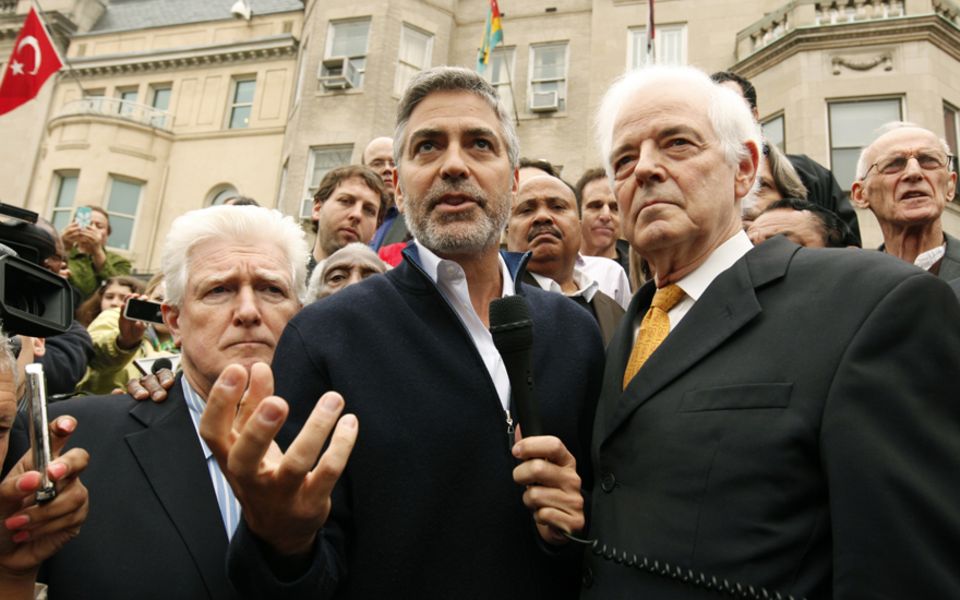 Spektakuläre Aktion: Clooney wird nach einer Demo vor der sudanesischen Botschaft in Washington in Handschellen ab geführt, wo e Spektakuläre Aktion: Clooney wird nach einer Demo vor der sudanesischen Botschaft in Washington in Handschellen ab geführt, wo e