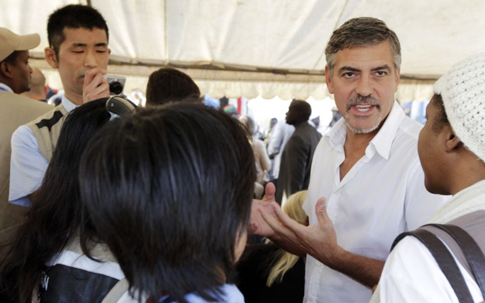 George Clooney spricht mit einigen Vertretern der Japanischen Regierung. Schon seit Jahren setzt er sich für die Menschen im Sud George Clooney spricht mit einigen Vertretern der Japanischen Regierung. Schon seit Jahren setzt er sich für die Menschen im Sud