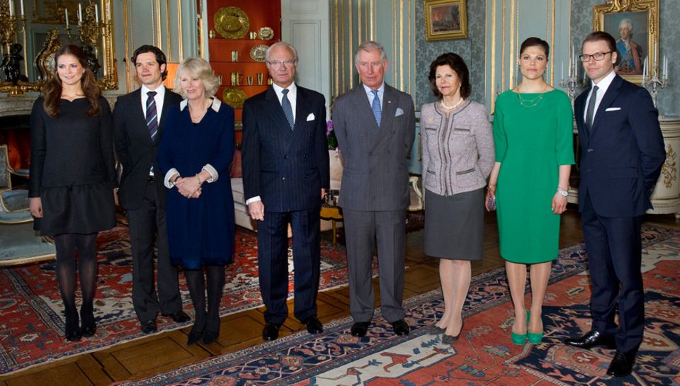 Die schwedische Königsfamilie nimmt Prinz Charles und Herzogin Camilla im Königspalast in Empfang. Die schwedische Königsfamilie nimmt Prinz Charles und Herzogin Camilla im Königspalast in Empfang.