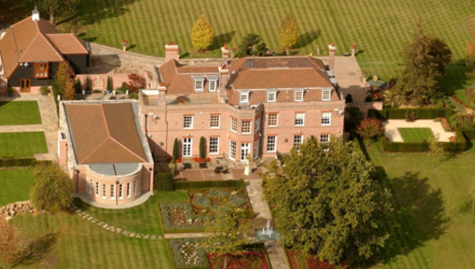 Victoria und David Beckham wollen ihren "Beckingham Palace" in Großbritannien für rund 22 Millionen Euro verkaufen. Victoria und David Beckham wollen ihren "Beckingham Palace" in Großbritannien für rund 22 Millionen Euro verkaufen.