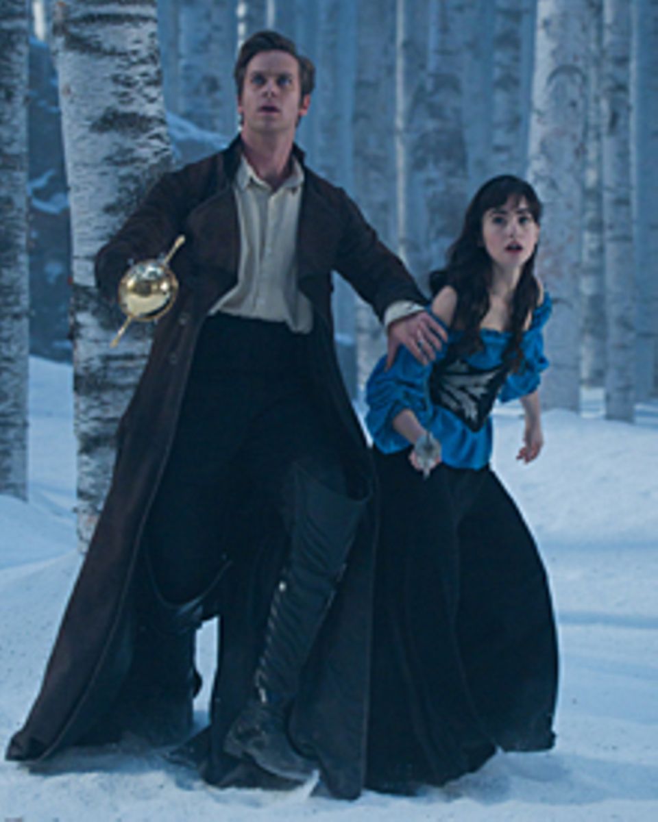 Prinz Andrew (Armie Hammer) beschützt sein Schneewittchen (Lily Collins).