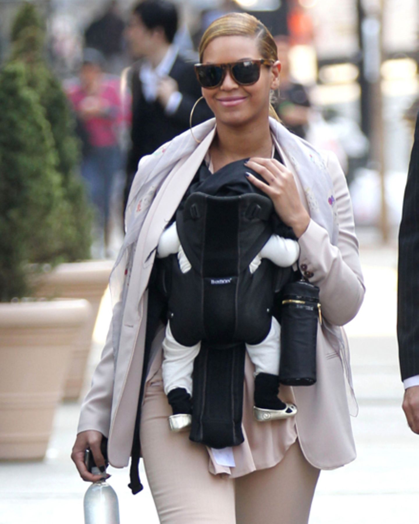 Glamour Girls in New York: Mama Beyoncé mit XXL-Creolen - und die zehn Wochen alte Tochter Ivy mit goldenen Schühchen. Glamour Girls in New York: Mama Beyoncé mit XXL-Creolen - und die zehn Wochen alte Tochter Ivy mit goldenen Schühchen.