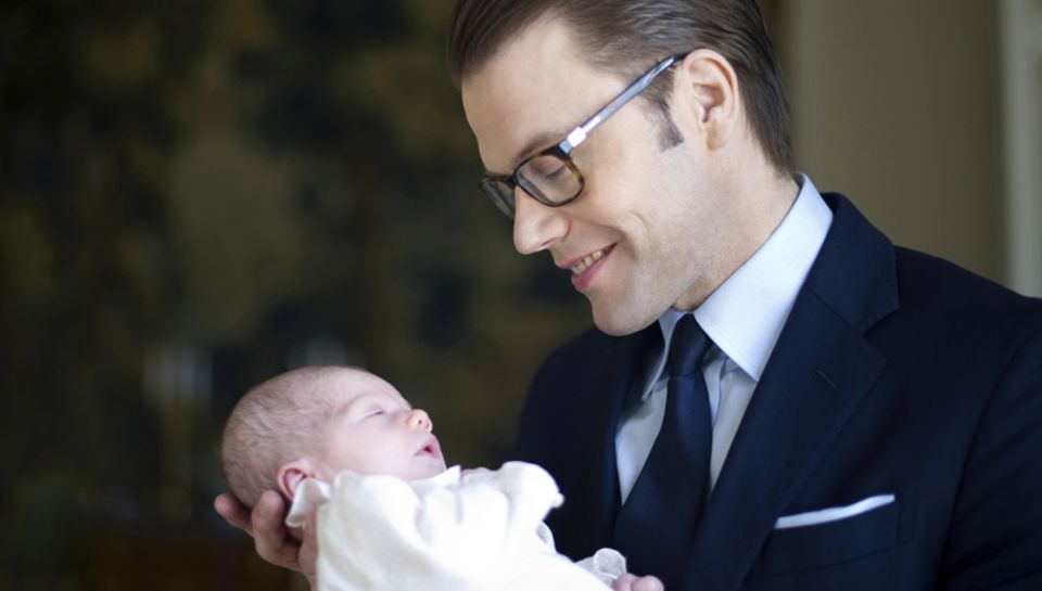 Beinahe ehrfürchtig hält Daniel von Schweden seine kleine Tochter Estelle Silvia Ewa Mary, Herzogin von Östergötland. Beinahe ehrfürchtig hält Daniel von Schweden seine kleine Tochter Estelle Silvia Ewa Mary, Herzogin von Östergötland.