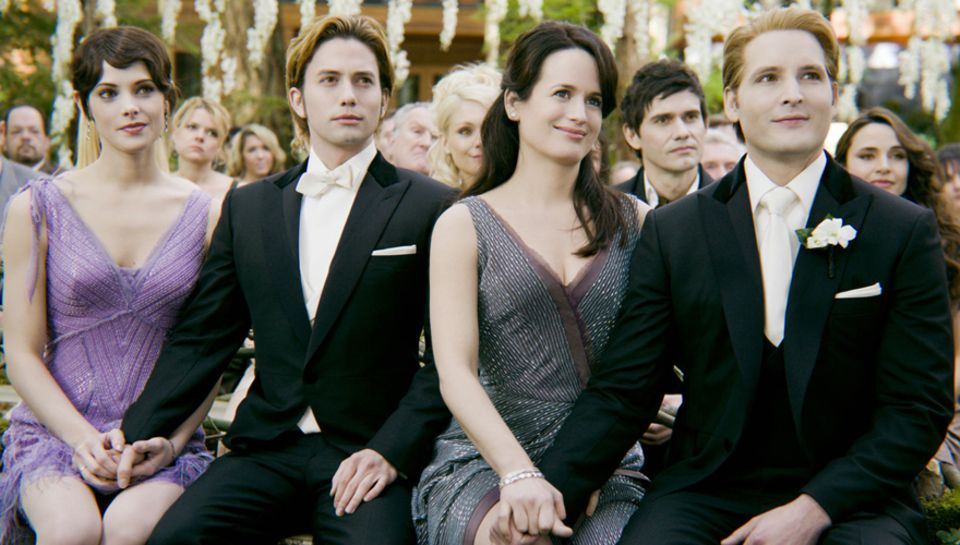 Ashley Greene, Jackson Rathbone, Elisabeth Reeser und Peter Facinelli als Vampire. An der schlechten Blondierung und dem Make-Up Ashley Greene, Jackson Rathbone, Elisabeth Reeser und Peter Facinelli als Vampire. An der schlechten Blondierung und dem Make-Up