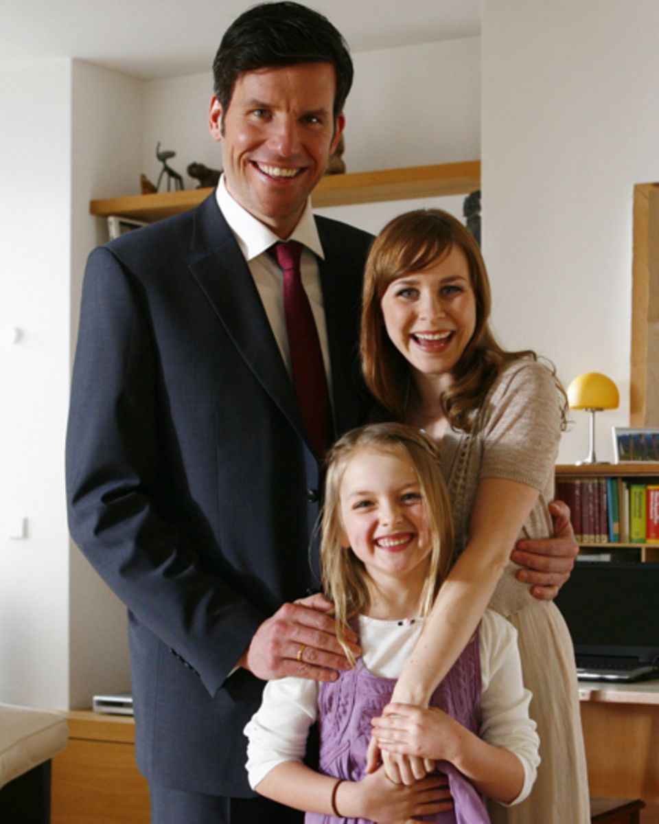 Sabine (Jasmin Schwiers) und Christian (Tim Begmann) mit Tochter Tine (Amona Aßmann) noch glücklich vereint.