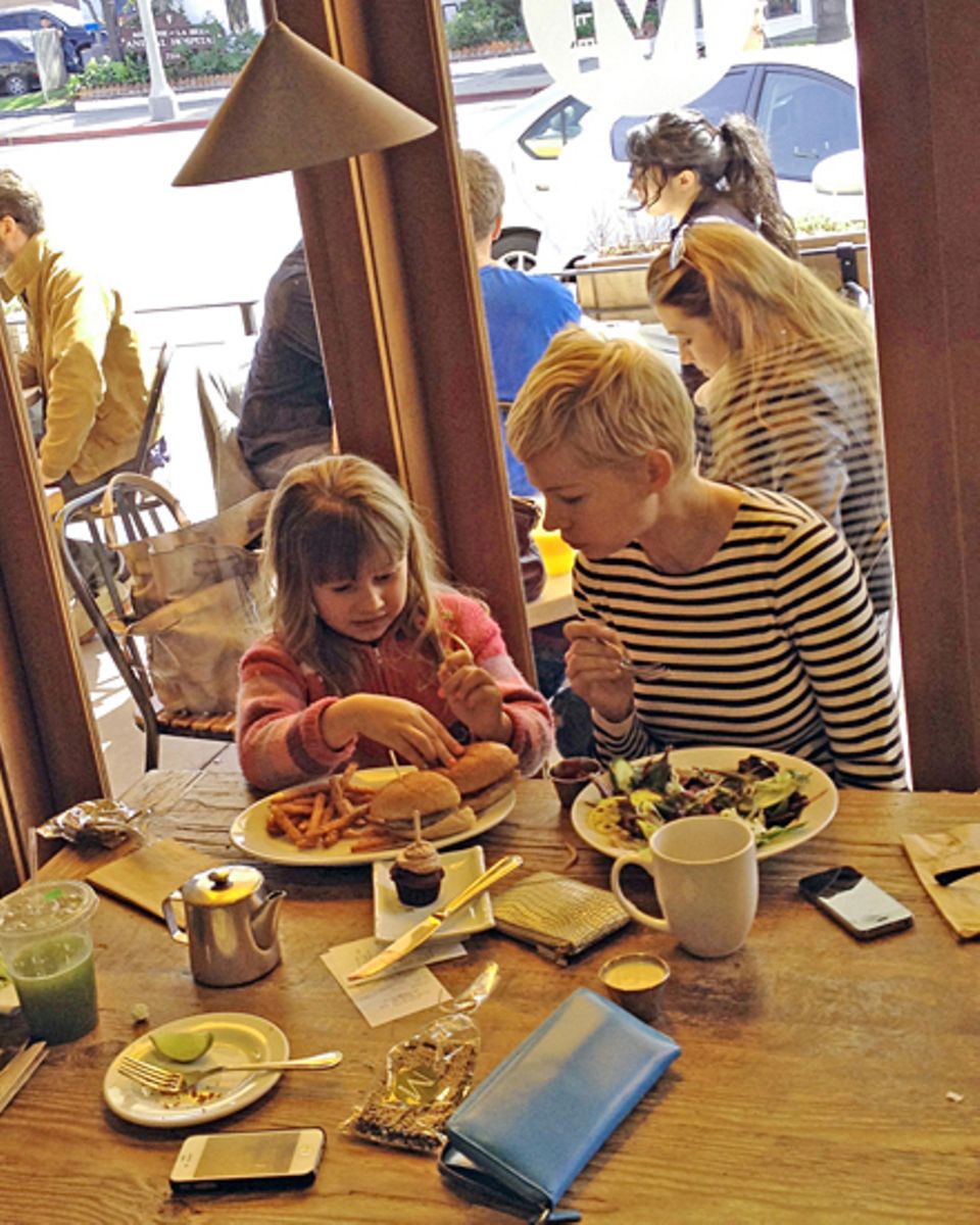 Ihre Tochter Matilda Rose, 6, ist Michelle Williams' Ein und Alles. Die beiden leben in New York.
"Alleinerziehend zu sein ist s Ihre Tochter Matilda Rose, 6, ist Michelle Williams' Ein und Alles. Die beiden leben in New York.
"Alleinerziehend zu sein ist s