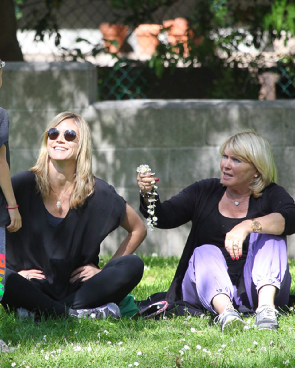 Mädels unter sich: Mit Mama Erna sowie Tochter Leni, 7, relaxt Heidi Klum, 38, in einem Park in Santa Monica. Mädels unter sich: Mit Mama Erna sowie Tochter Leni, 7, relaxt Heidi Klum, 38, in einem Park in Santa Monica.