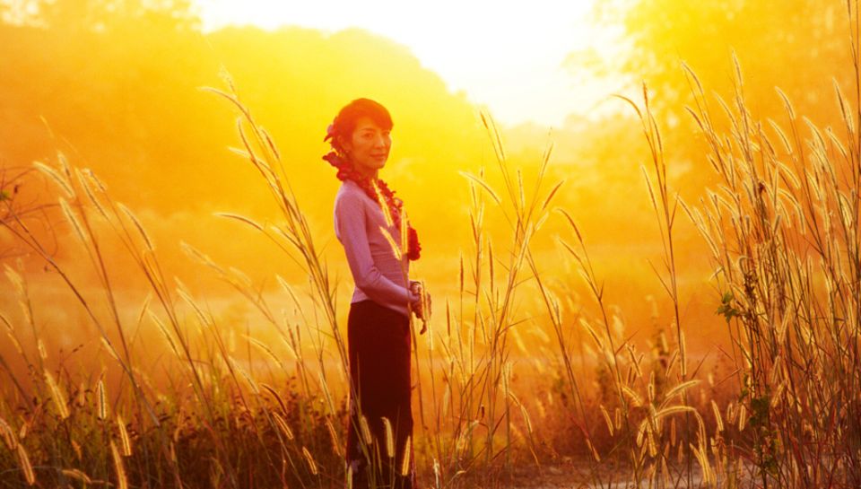 "Uns faszinierte ihre tragische Liebesgeschichte", sagt Michelle Yeoh (Filmfoto). In der Rolle der Suu Kyi etabliert sich das eh "Uns faszinierte ihre tragische Liebesgeschichte", sagt Michelle Yeoh (Filmfoto). In der Rolle der Suu Kyi etabliert sich das eh