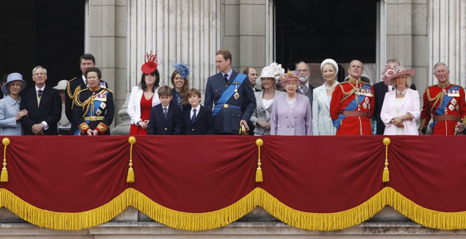 Zum Geburtstag der Queen (hier eine Flugschau im Sommer 2010) kommen alle Windsors auf dem Balkon des Buckinghampalace zusammen. Zum Geburtstag der Queen (hier eine Flugschau im Sommer 2010) kommen alle Windsors auf dem Balkon des Buckinghampalace zusammen.