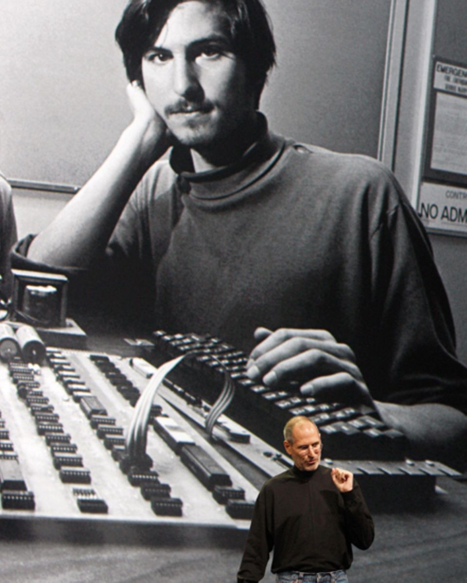 Attraktiver Computer-Freak: Bei der Präsentation des iPad im Jahr 2010 zeigte Steve Jobs
 ein riesiges Foto von sich aus jüngeren
