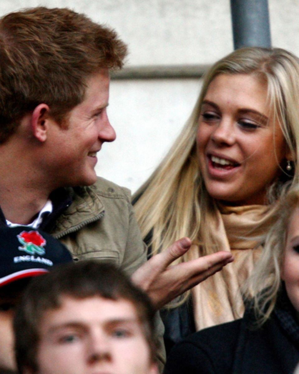 2009: Prinz Harry und Chelsy schauen sich zusammen ein Rugbymatch im Stadium von Twickenham in London an. 2009: Prinz Harry und Chelsy schauen sich zusammen ein Rugbymatch im Stadium von Twickenham in London an.