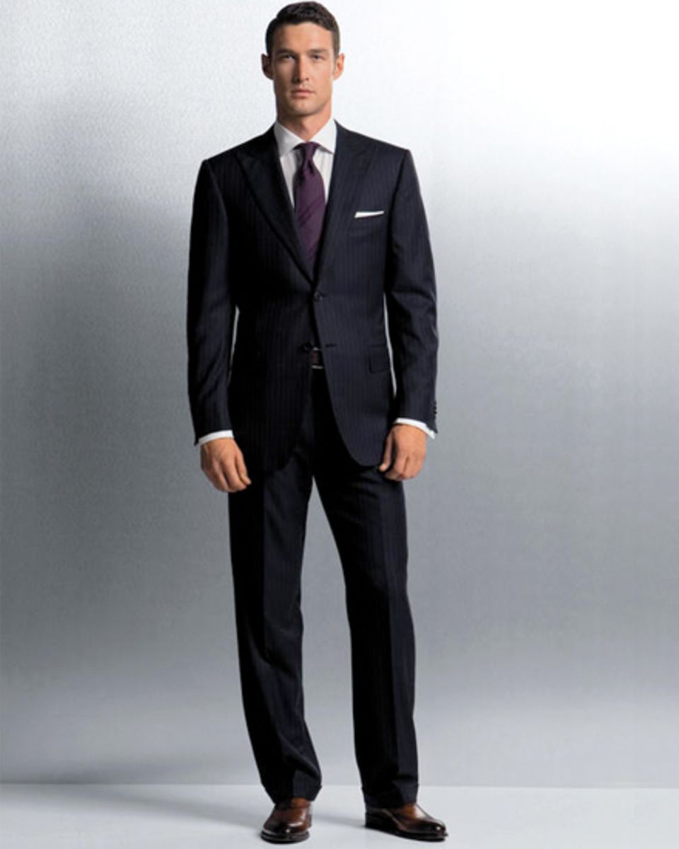 Ein Klassischer Anzug sollte in jedem Herren-Kleiderschrank seinen Platz haben, z. B aus dem Hause Zegna.