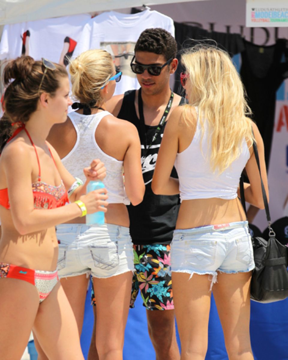 Fancy Fans: Noah Beckers Style kommt bei den Beach-Girls ebenso gut an wie sein Charme.