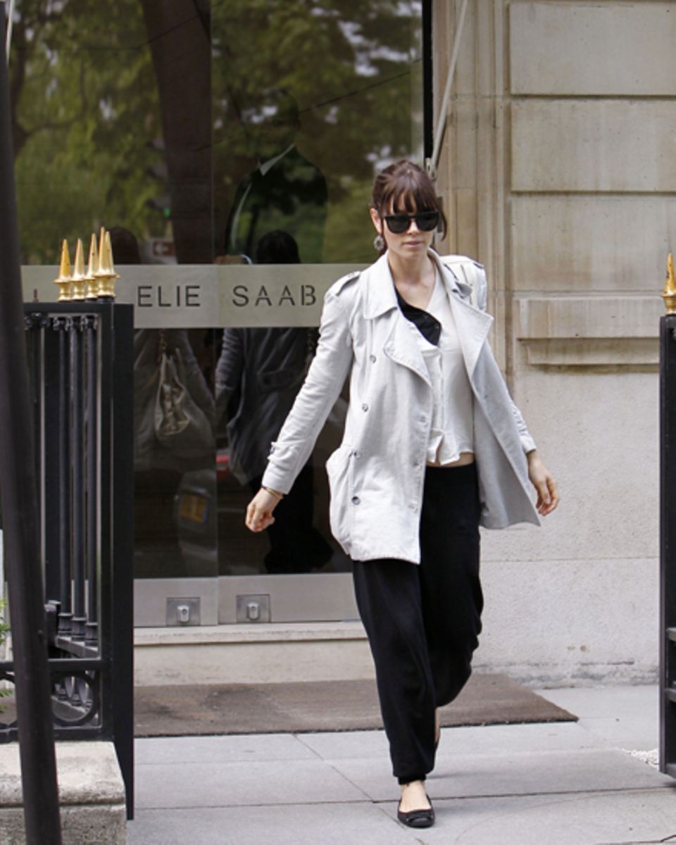Zufrieden verlässt Jessica Biel, 30, den Showroom von Elie Saab in Paris. In der Fashion-Metropole suchte sie nach dem perfekten Zufrieden verlässt Jessica Biel, 30, den Showroom von Elie Saab in Paris. In der Fashion-Metropole suchte sie nach dem perfekten