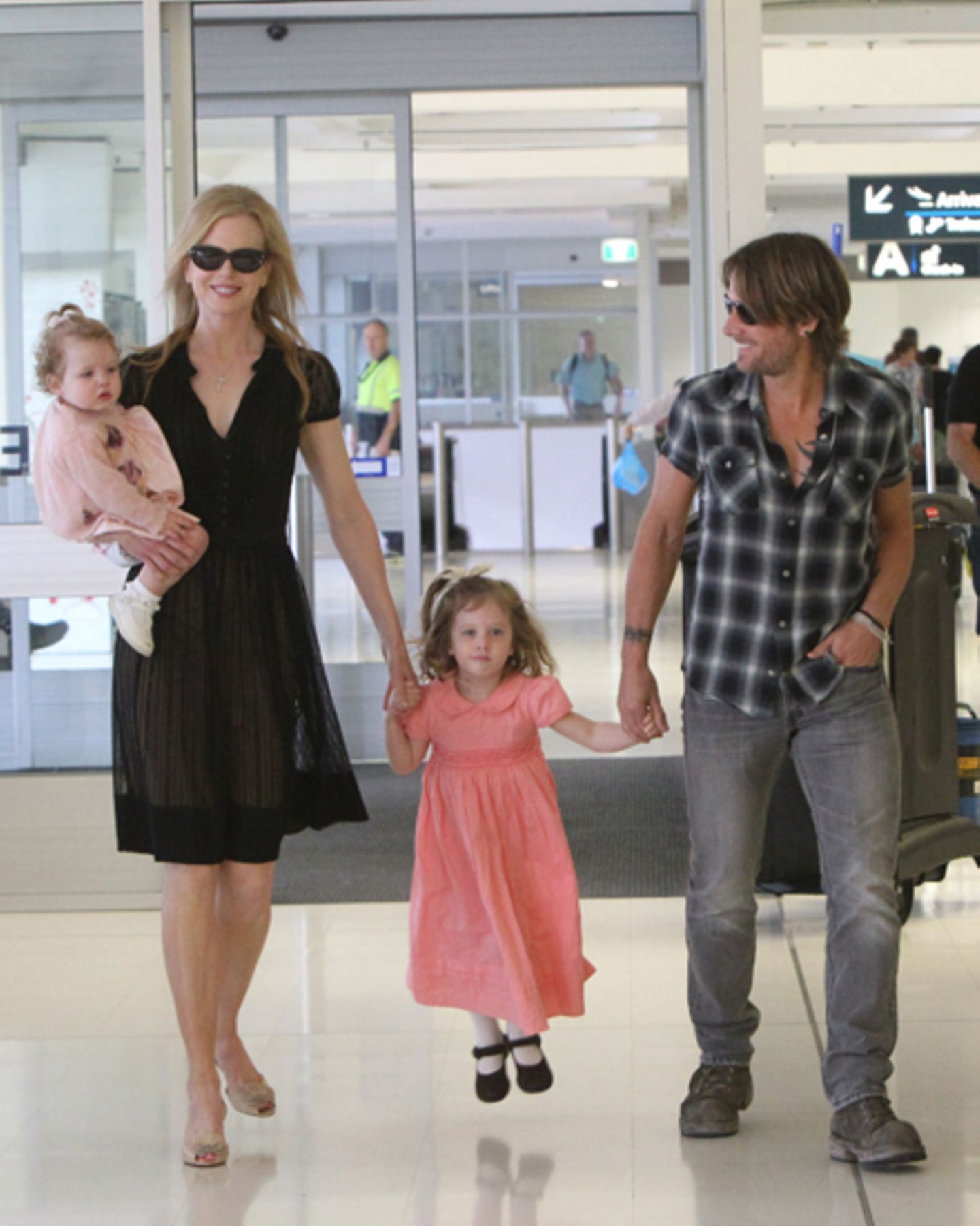 Nicole Kidman mit Keith Urban und den Töchtern Faith und Sunday-Rose. Nicole Kidman mit Keith Urban und den Töchtern Faith und Sunday-Rose.