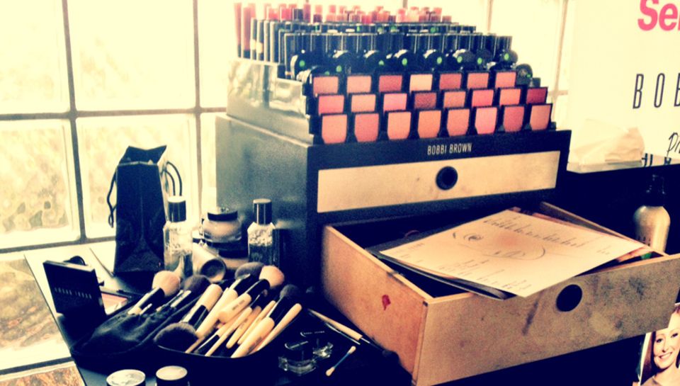 Ein Frauen-Traum: Bobbi Brown in allen erdenklichen Farben und Schattierungen. Auch die Pinsel der Marke sind sehr begehrt. Ein Frauen-Traum: Bobbi Brown in allen erdenklichen Farben und Schattierungen. Auch die Pinsel der Marke sind sehr begehrt.