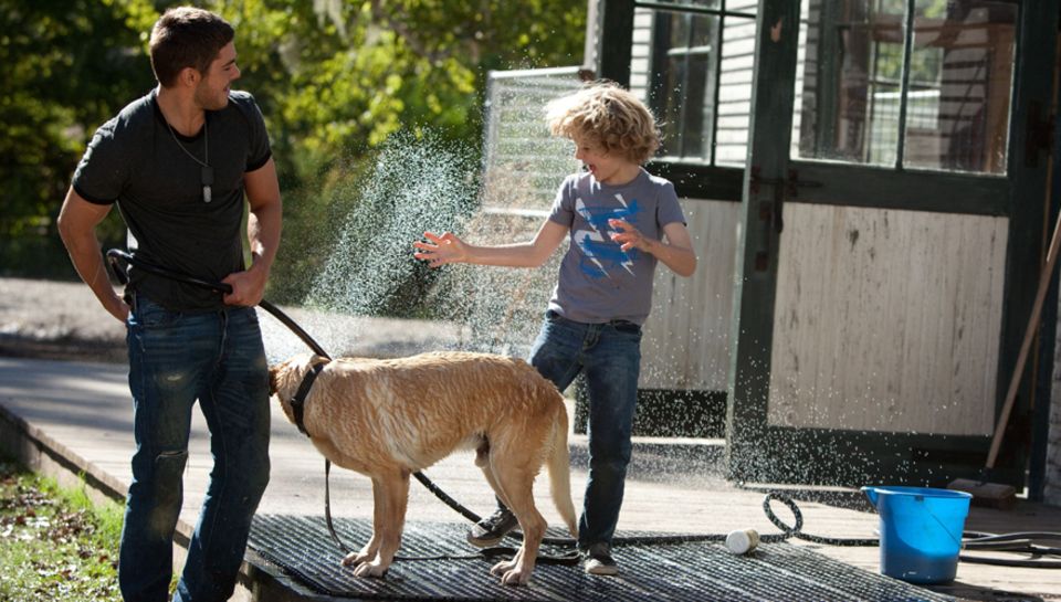 Zac Efron spielt den Soldaten "Logan Thibault", der auf einer Hundefarm in Louisiana anheuert. Zac Efron spielt den Soldaten "Logan Thibault", der auf einer Hundefarm in Louisiana anheuert.