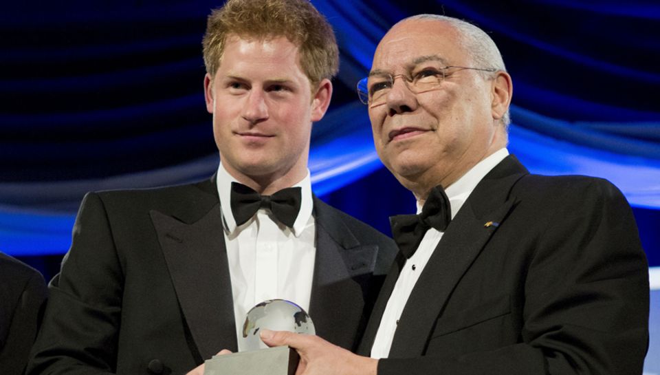 Prinz Harry wird, vom ehemaligen US-Aussenminister Colin Powell, für sich und stelllvertretend für seinen Bruder William ein Pre Prinz Harry wird, vom ehemaligen US-Aussenminister Colin Powell, für sich und stelllvertretend für seinen Bruder William ein Pre