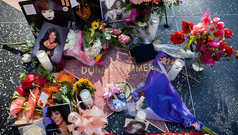 Fans gedenken Donna Summer und legen am Hollywood Walk of Fame Blumen nieder. Fans gedenken Donna Summer und legen am Hollywood Walk of Fame Blumen nieder.