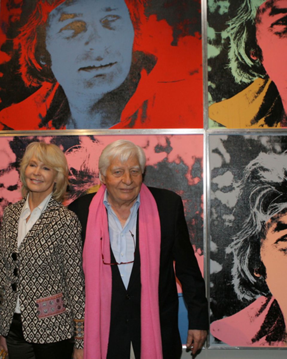 Gunter Sachs und Ehefrau Mirja vor den Pop Art Kunstwerk von Andy Warhol.