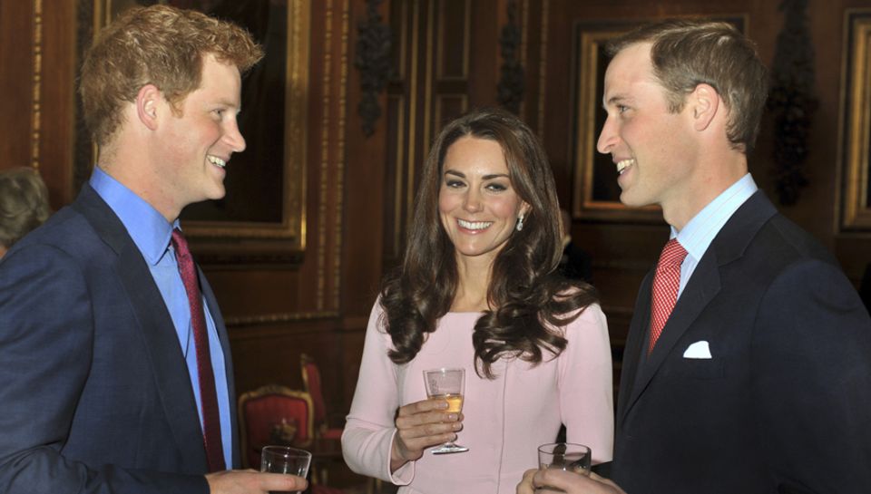 Naturtrüber Apfelsaft, natürlich beste Stimmung: die Prinzen Harry und William amüsieren sich zusammen mit Catherine beim Empfan Naturtrüber Apfelsaft, natürlich beste Stimmung: die Prinzen Harry und William amüsieren sich zusammen mit Catherine beim Empfan