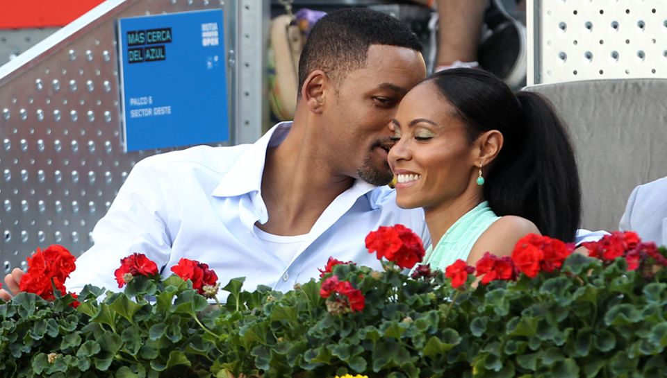 Kann diese Harmonie gespielt sein? Während der "MIB3"-Tour busseln Will und Jada beim Besuch eines Tennisturniers in Madrid. Kann diese Harmonie gespielt sein? Während der "MIB3"-Tour busseln Will und Jada beim Besuch eines Tennisturniers in Madrid.