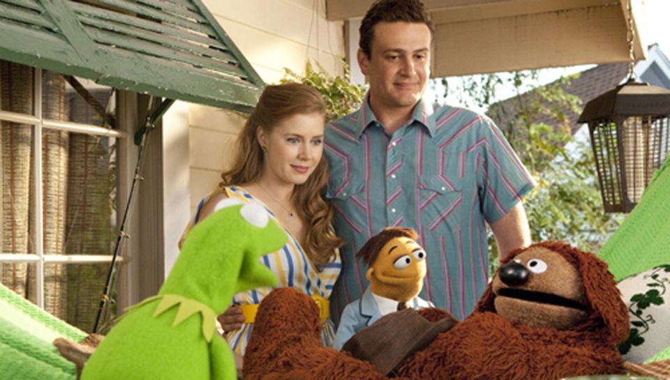 Mary (Amy Adams), Gary (Jason Segel) und Walter wollen gemeinsam mit Kermit die Muppet-Studios retten.