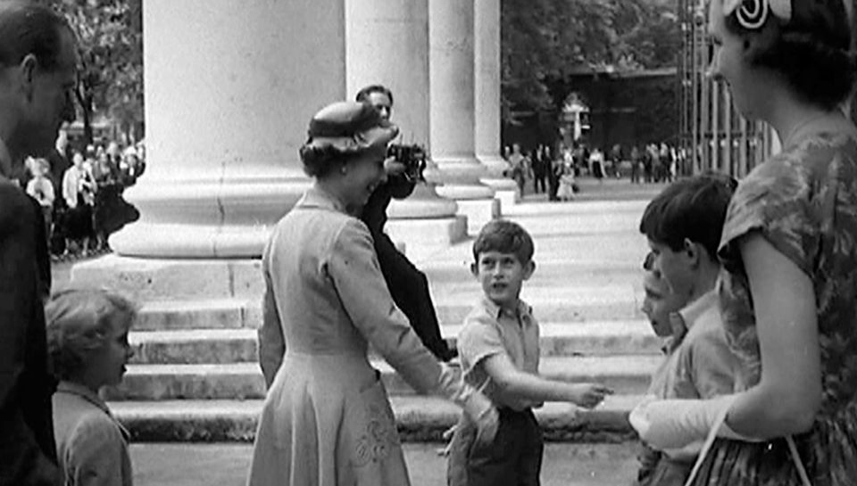 1957 stellt Charles seine Mutter bei einer Sportveranstaltung an seiner Schule den Lehrern und Mitschülern vor. 1957 stellt Charles seine Mutter bei einer Sportveranstaltung an seiner Schule den Lehrern und Mitschülern vor.