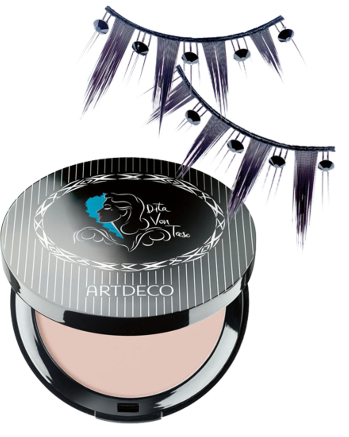 Mehr als 20 Produkte umfasst die neue Dita-Linie. Highlights sind der Kompaktpuder "Dita" (ca. 22 Euro) und die Bandwimpern Nr. Mehr als 20 Produkte umfasst die neue Dita-Linie. Highlights sind der Kompaktpuder "Dita" (ca. 22 Euro) und die Bandwimpern Nr.