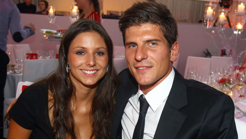 Mario Gomez und Freundin Silvia Meichel, 26, Mitte Januar beim 60. Geburtstag von Uli Hoeneß im Postpalast in München. Die beide Mario Gomez und Freundin Silvia Meichel, 26, Mitte Januar beim 60. Geburtstag von Uli Hoeneß im Postpalast in München. Die beide