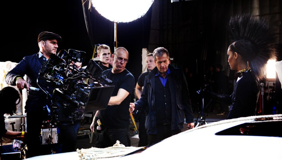 Höchste Konzentration herrscht am Set mit Celebrity-Fotograf Mario Testino, der das offizielle Motiv für die Mercedes-Benz Fashi Höchste Konzentration herrscht am Set mit Celebrity-Fotograf Mario Testino, der das offizielle Motiv für die Mercedes-Benz Fashi