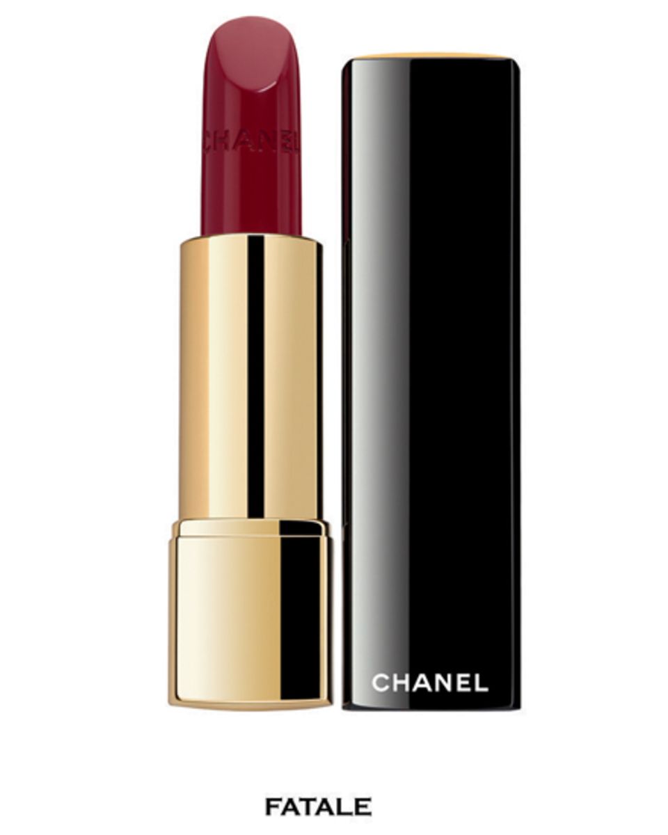 Chanel Rouge Allure in "Fatale" ist ein klassisch kräftiger Rotton für einen intensiven Look