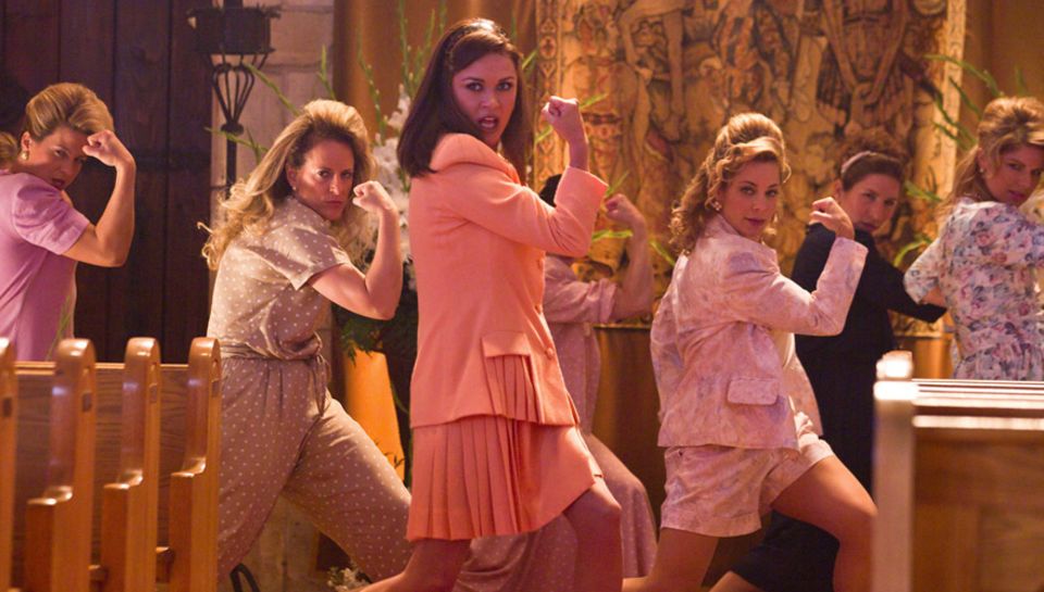 Patricia Whitmore (Catherine Zeta-Jones) und ihre christlichen Hausfrauen-Kumpaninnen wollen "The Bourbon Room" schließen lassen Patricia Whitmore (Catherine Zeta-Jones) und ihre christlichen Hausfrauen-Kumpaninnen wollen "The Bourbon Room" schließen lassen