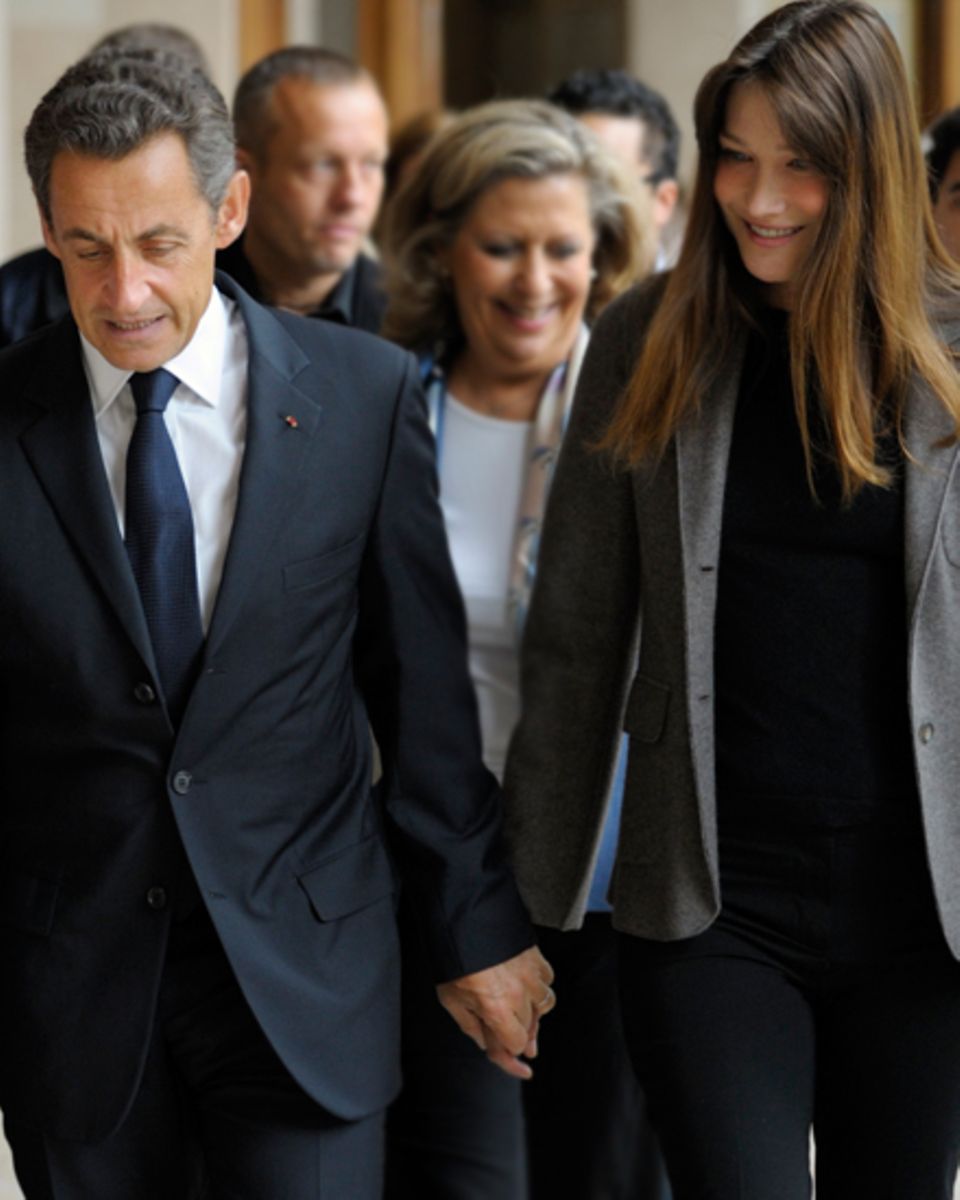 Hand in Hand: Nicolas Sarkozy und Carla Bruni halten zusammen, komme was da wolle. Noch immer ist das mediale Interesse an den b