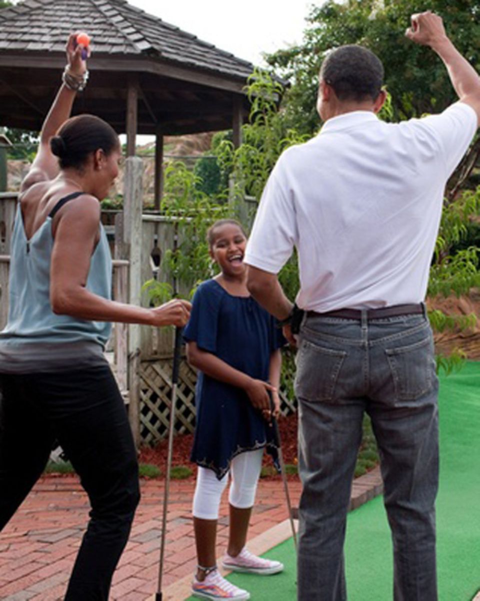 "Siege in jeder Form sind ein Grund zum Feiern", kommentiert Michelle Obama den Minigolf-Schnappschuss von Barack Obama und Toch "Siege in jeder Form sind ein Grund zum Feiern", kommentiert Michelle Obama den Minigolf-Schnappschuss von Barack Obama und Toch